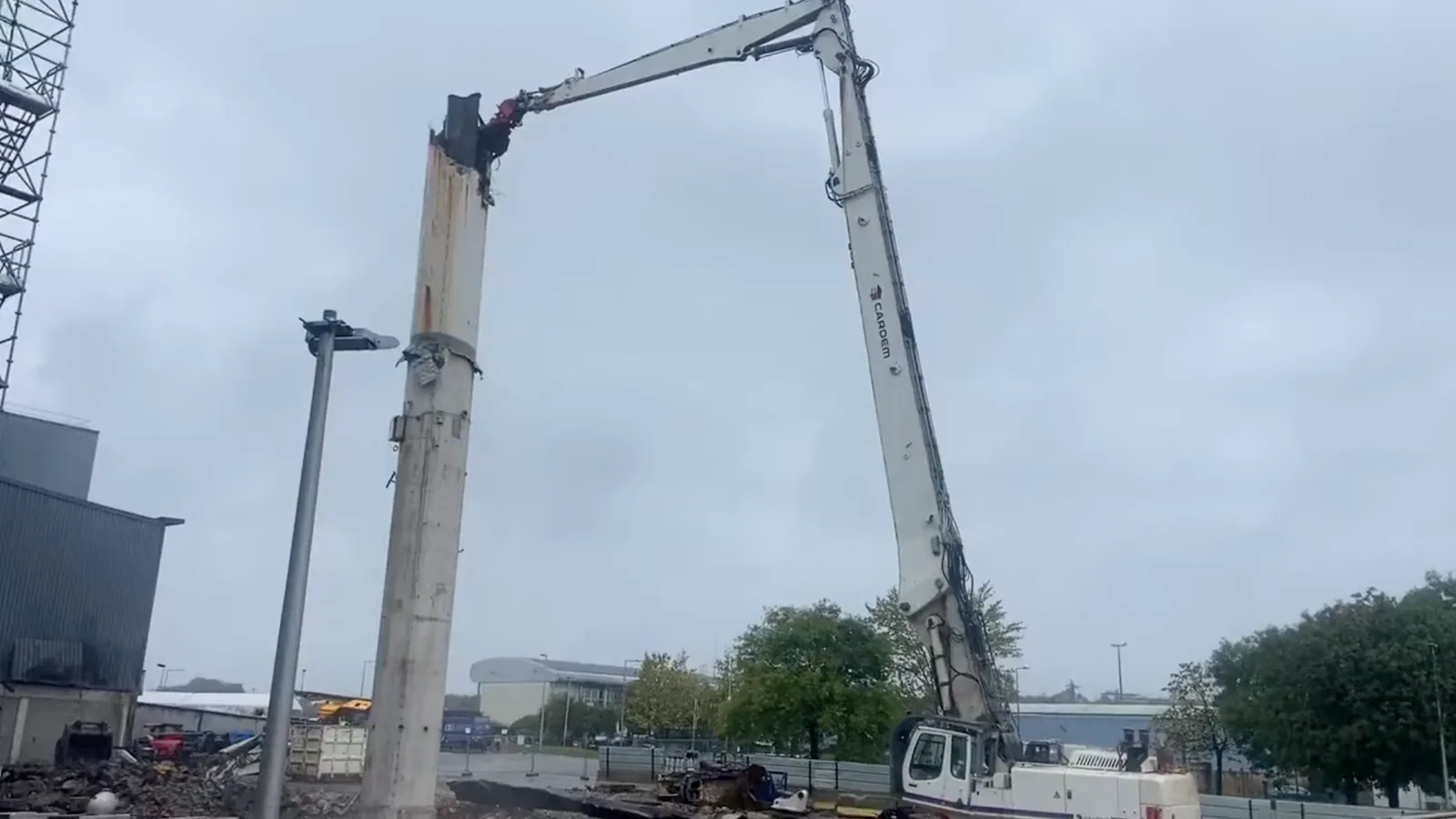 Adieu la Dame Blanche du Sybert : Démolition spectaculaire d’un symbole bisontin après 45 ans de service !