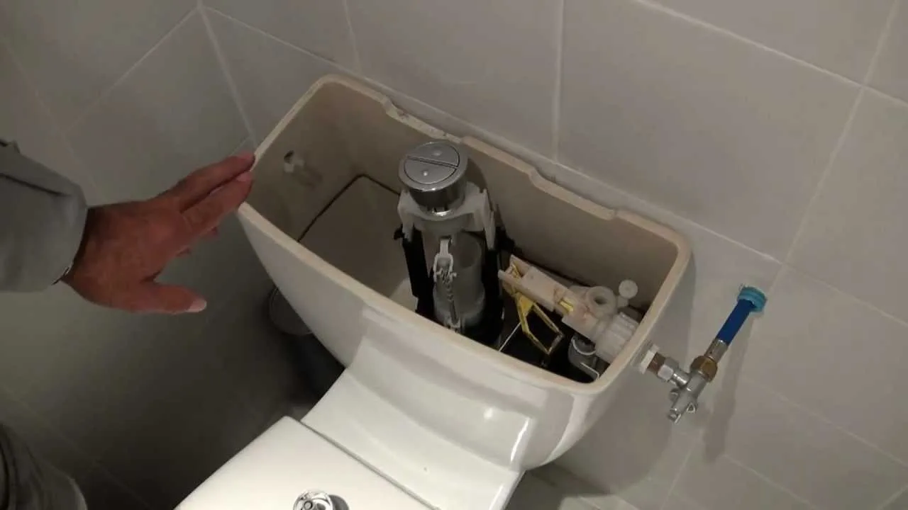 Fuite d’eau majeure sur la RN 57 à Besançon : une canalisation vieille cause une inondation et des perturbations